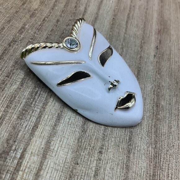 Mardi Gras Mask Vintage Enamel Gold Tone Brooch - Picture 5 of 7